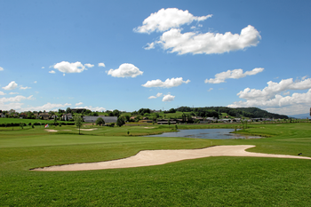 Golfplatz Mooseedorf (Pressebild der Migros). Der öffentliche Golfplatz liegt nahe der Stadt Bern in der nähe von verschiedenen Golfhotels und besticht mit tollen Wasserhindernissen.