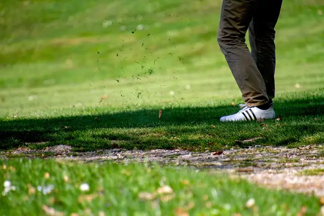 Golfspieler beim Abschlag auf dem Green
