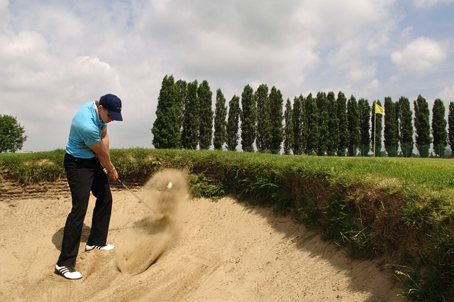 Golfspieler im Golfurlaub im Tessin im Bunker